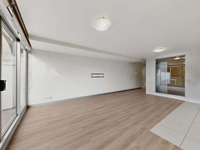 Stylish 1 Bedroom Apartment Moments from Highpoint Shopping Centre