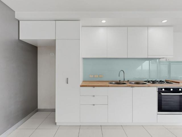 Stylish 1 Bedroom Apartment Moments from Highpoint Shopping Centre