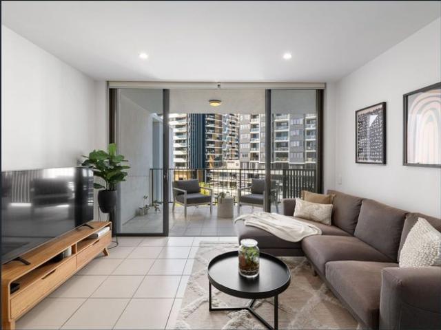 Stylish 1 Bedroom Apartment with Balcony in the Heart of Woolloongabba