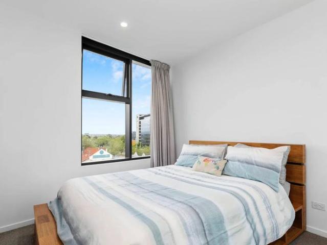 Stylish 1 Bedroom Apartment with City, Old Church & Dandenong Ranges Views. 3 min Walk to Caulfield Station & Monash Uni. Prime Malvern East Location!