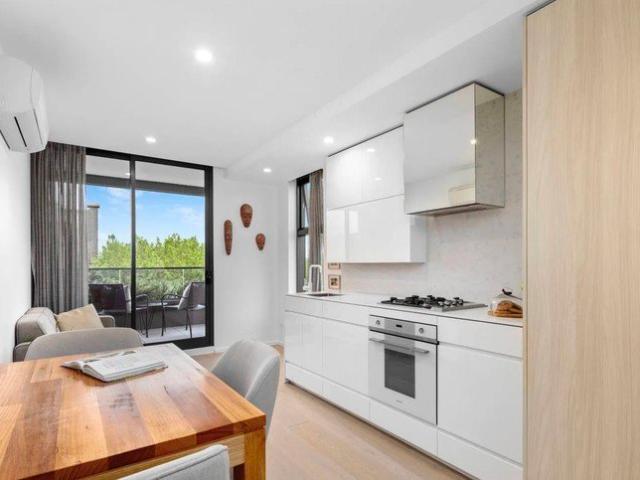 Stylish 1 Bedroom Apartment with City, Old Church & Dandenong Ranges Views. 3 min Walk to Caulfield Station & Monash Uni. Prime Malvern East Location!