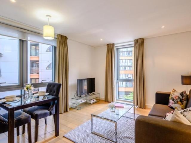 Stylish 1 Bedroom Canal View Apartment with Concierge & Parking