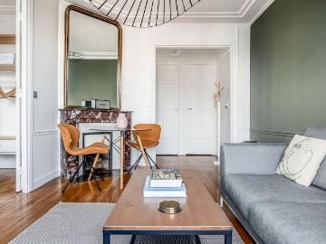 Stylish 1 Bedroom Haven with City Views in Paris, Paris Amsterdam Apartments for Rent