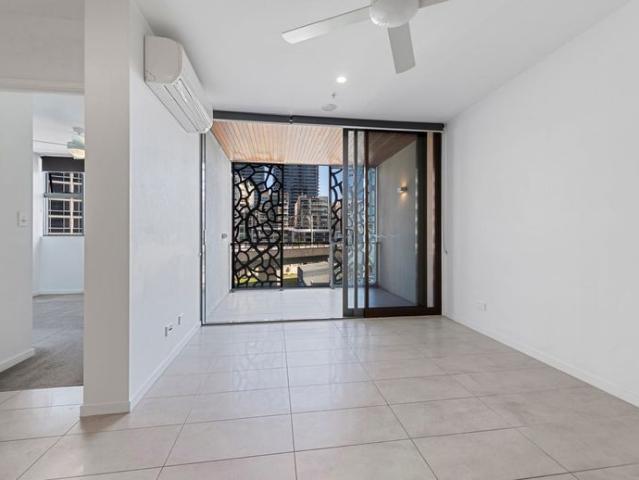 Stylish 1 Bedroom + Multipurpose Room in South Brisbane's Central District!