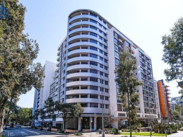 Stylish 1 Bedroom PLUS Study Apartment in East Square, Mascot