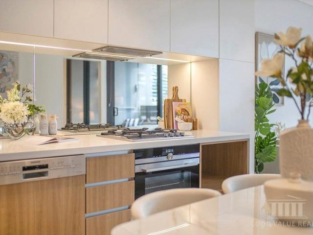 Stylish 1 bedroom plus study | Right next to the Metro Station