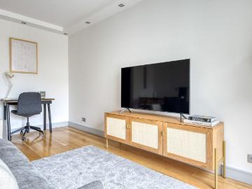 Stylish 1 Bedroom Retreat in the Heart of Paris, Paris Amsterdam Apartments for Rent