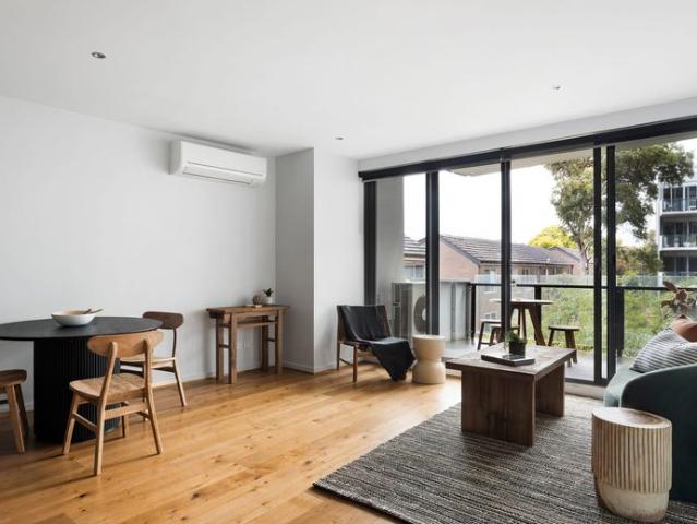 Stylish 1 Bedroom+ Study Free Unlimited Wi Fi Valued at $750 | Secure Parking | Parkside Living in Parkville