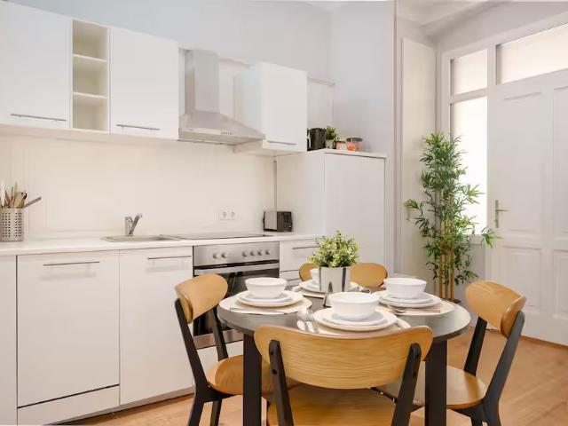 Stylish 1 BR Apartment | Ideal for Relocation & Mid Term Stays – 2 min to Meto, Vienna Amsterdam Apartments for Rent