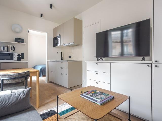 Stylish 1 BR Apartment in Paris Épinettes, Paris Amsterdam Apartments for Rent