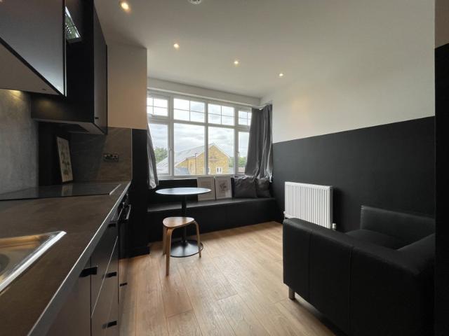 Stylish 1 dbl bed flat, walking distance to Morden