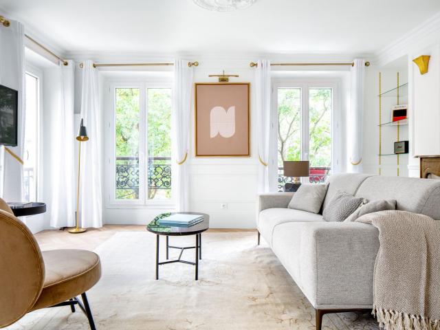 Stylish 1BR Apartment with Stunning City Views