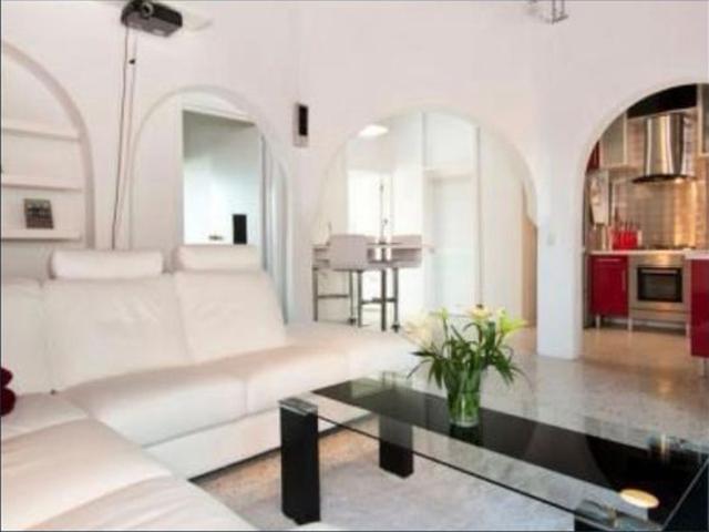 Stylish 2 Bed Open Plan Top Floor Living