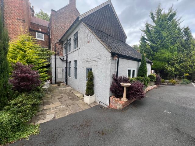 Stylish 2 Bed City Centre House with Parking in Friar Gate, Derby