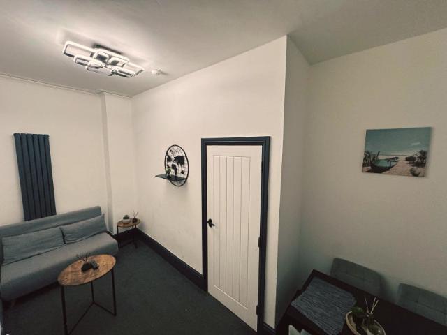 Stylish 2 Bed Flat to Rent