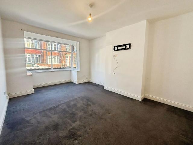 Stylish 2 bed ground floor flat on Gordon Road with private yard