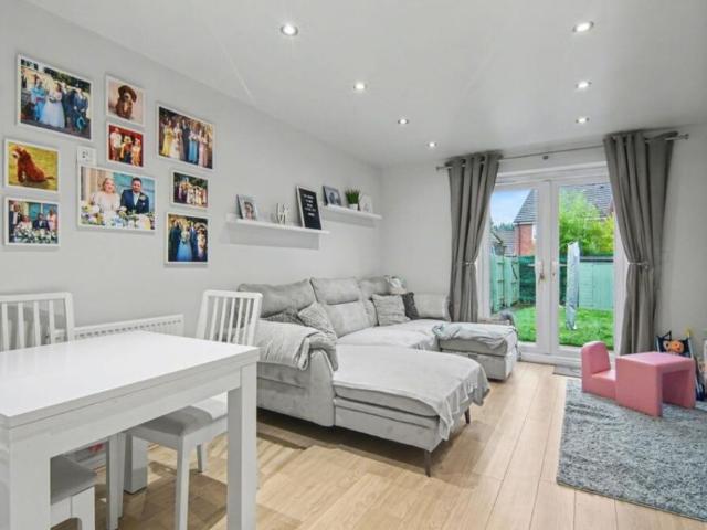 Stylish 2 Bed Home | High Spec Finish & Parking in CV10