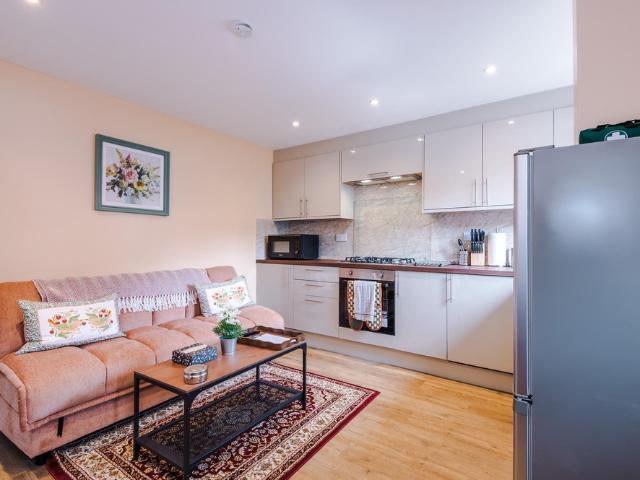 Stylish 2 Bed Home Near Royal Oldham Hospital