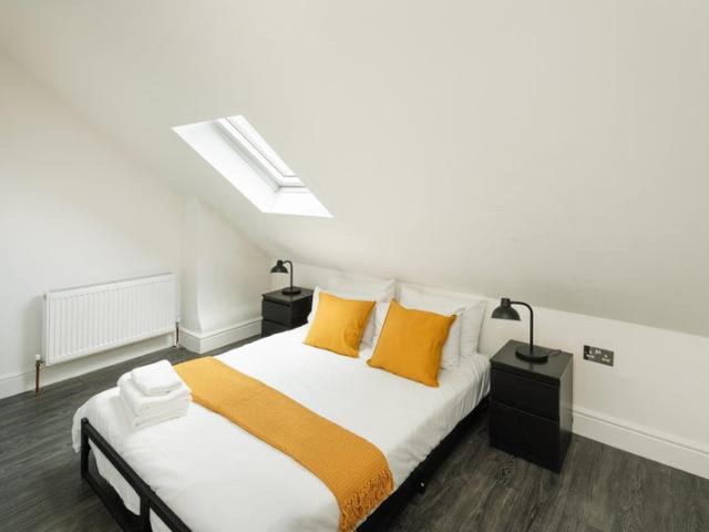 Stylish 2 Bed Split Level Flat | 3 Min to Station