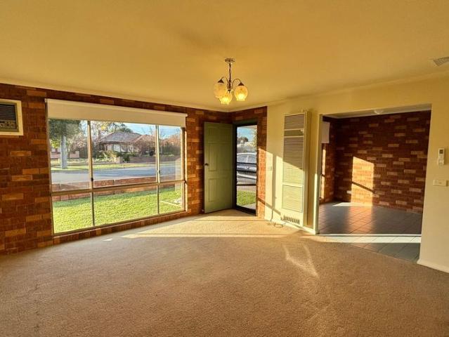 Stylish 2 Bed Unit with Garage & Private Yard in Shepparton