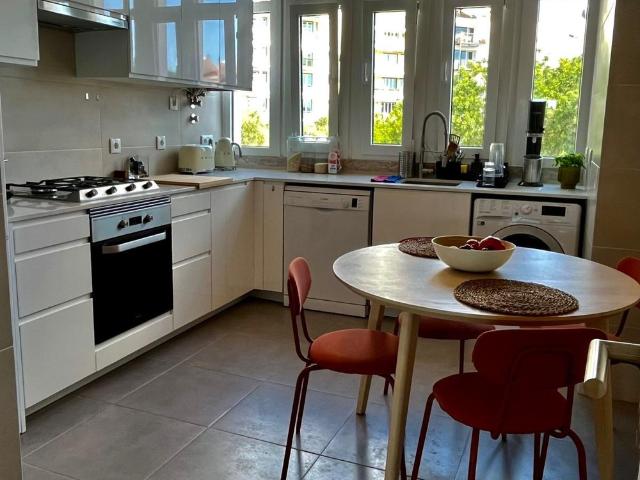 Stylish 2 bed 3 bathroom bright apartment