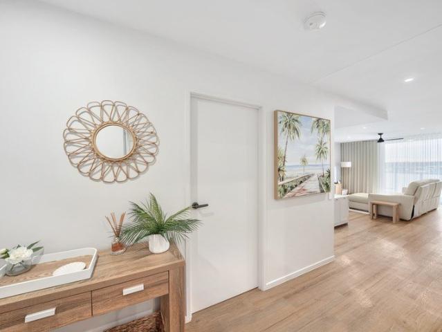Stylish Convenience with Office between Shops & Beach