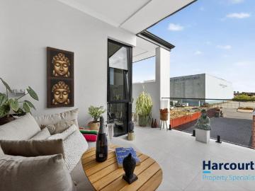 Stylish 2 Bedroom 2 Bathroom Apartment I Large Balcony I Short stroll to Ocean!