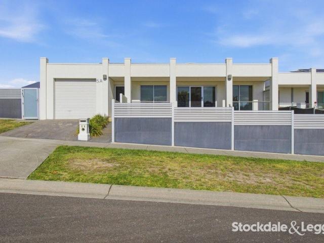 Stylish 2 Bedroom Townhouse!