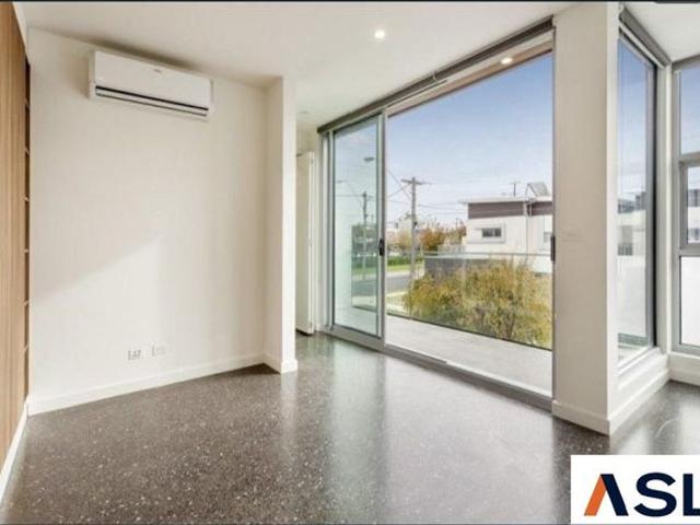 Stylish 2 Bedroom Townhouse! Don't miss!