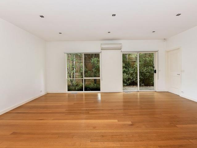 Stylish 2 Bedroom Townhouse in Essendon