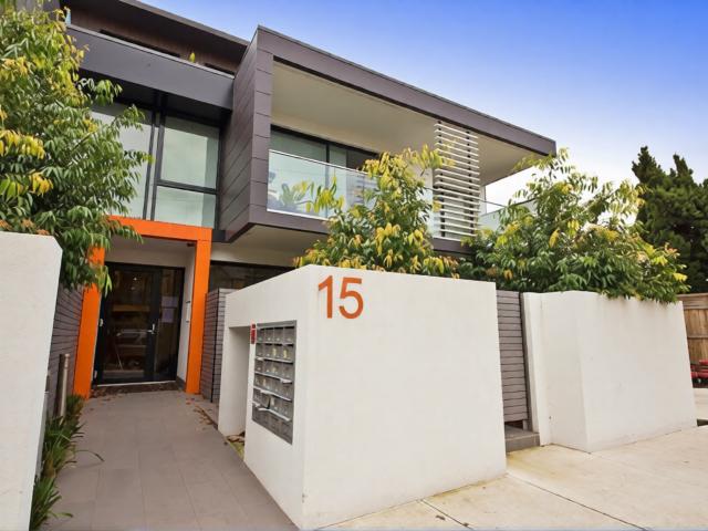 Stylish 2 Bedroom Townhouse in Prime Glen Huntly Location