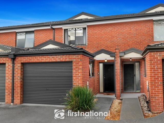 Stylish 2 Bedroom Townhouse in Prime Endeavour Hills Location