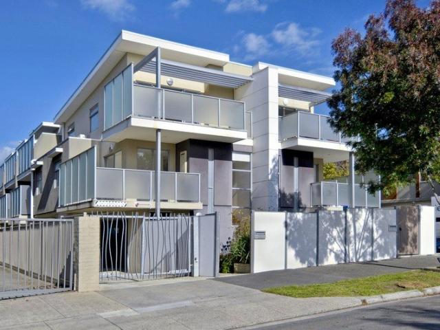 Stylish 2 Bedroom Townhouse in Prime Location