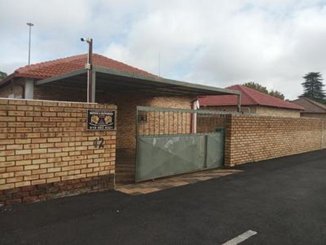 stylish 2 bedroom townhouse in robin park