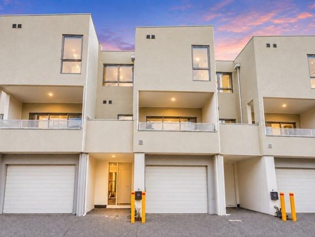 Stylish 2 Bedroom Townhouse in the Heart of South Morang