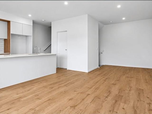 Stylish 2 Bedroom Townhouse in the Heart of South Morang