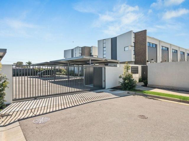 Stylish 2 bedroom Townhouse with 2 private ensuite