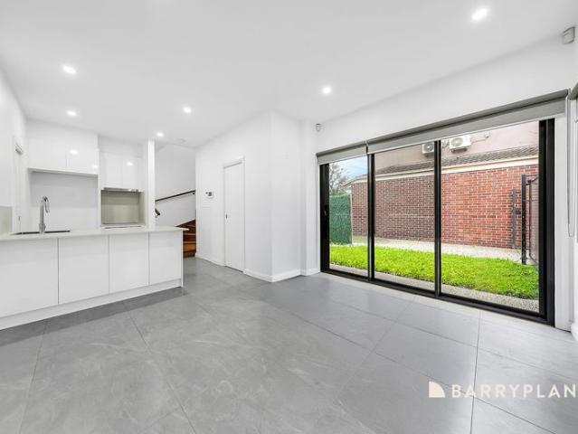 Stylish 2 Bedroom Townhouse with Private Driveway