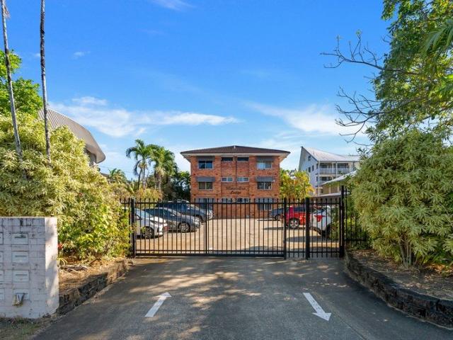 Stylish 2 Bedroom Unit in Prime Cairns North Location Unfurnished