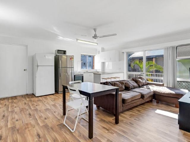 Stylish 2 Bedroom Unit in Prime Cairns North Location Unfurnished