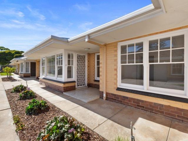 Stylish 2 Bedroom Unit in Prime Glenelg East Location!