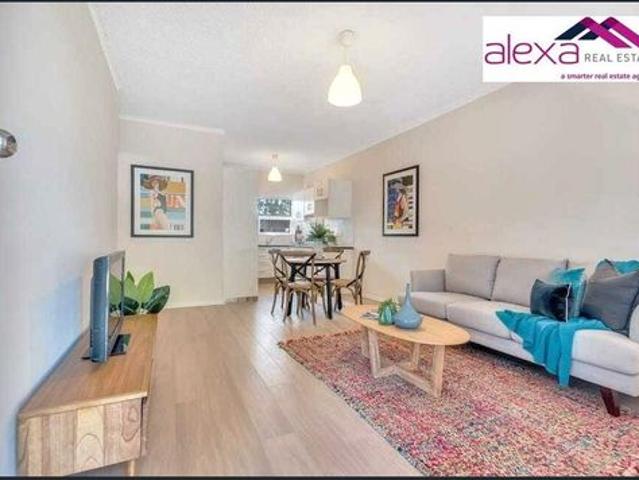Stylish 2 Bedroom Unit in Prime Location – City & Beach Convenience