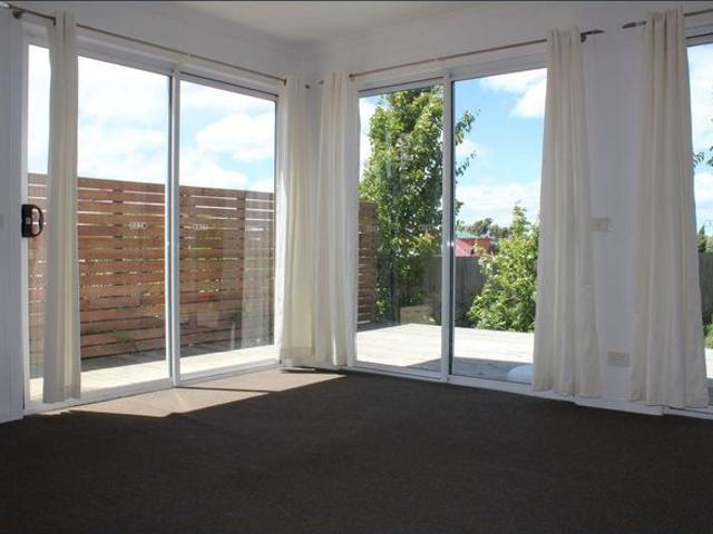 Stylish 2 Bedroom Unit in Sought After West Hobart