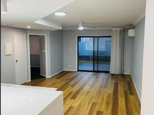 Stylish 2 Bedroom Unit with Courtyard in Prime Northgate Location