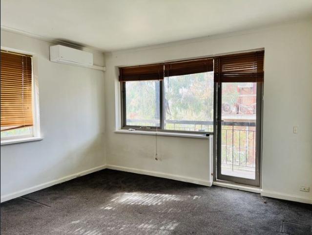 STYLISH 2 BEDROOM UNIT IN SOUGHT AFTER HAWTHORN EAST LOCATION