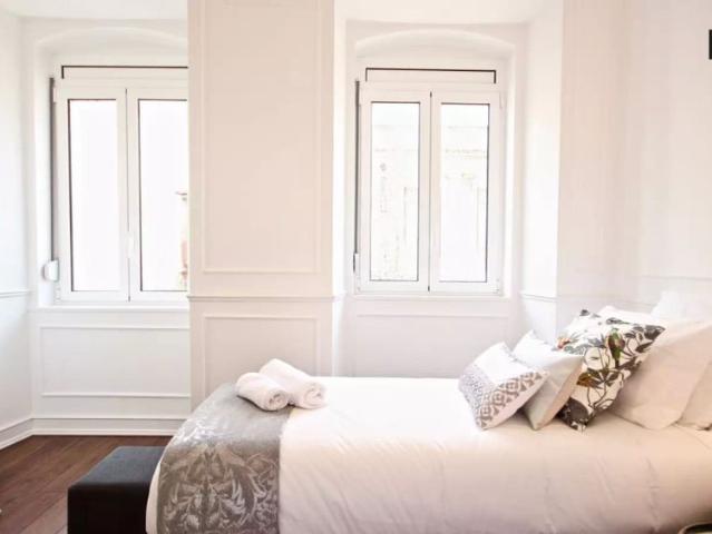 Stylish 2 bedroom apartment for rent in Campolide