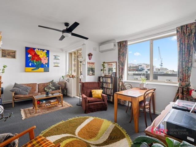 Stylish 2 Bedroom Apartment in a Funky, Vibrant Location!