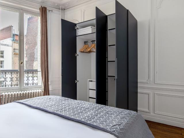 Stylish 2 Bedroom Apartment in Paris Ternes, Paris Amsterdam Apartments for Rent