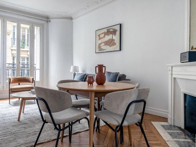 Stylish 2 Bedroom Apartment in Paris Ternes, Paris Amsterdam Apartments for Rent