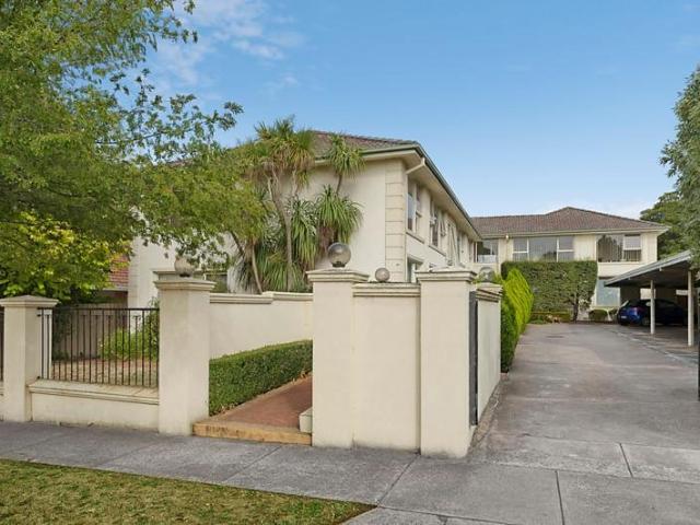 Stylish 2 Bedroom Apartment in Prime Mont Albert Location